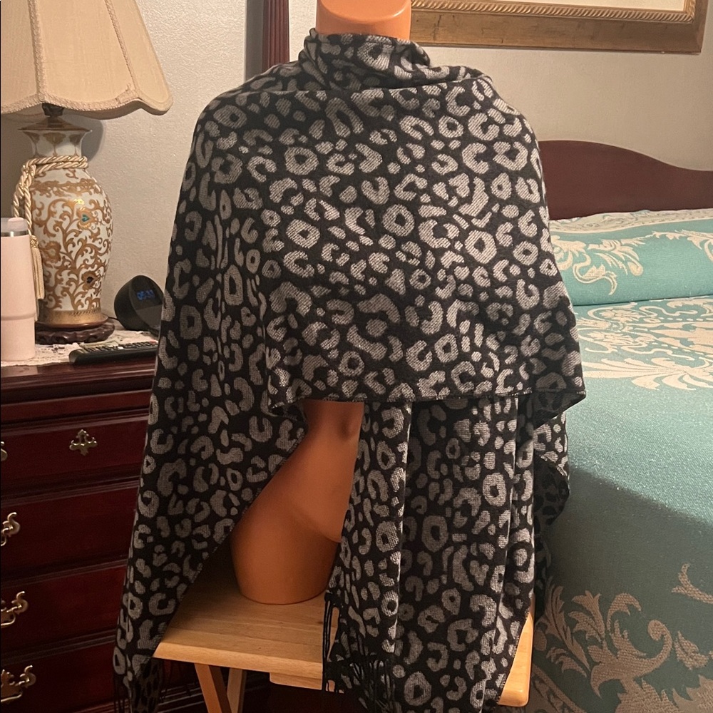 Elegant Black and Gray Leopard Print Scarf